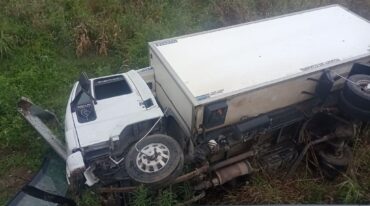 El camión se dirigía con rumbo este-oeste hacia una fábrica de Díaz y el tránsito no fue interrumpido sino que el personal policial interviniente colocó balizas y puso en alerta a los automovilistas que circulasen por ese lugar. Gentileza