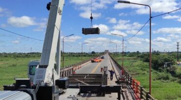 Manos a la obra. Así instalan el puente Bailey sobre el Carretero