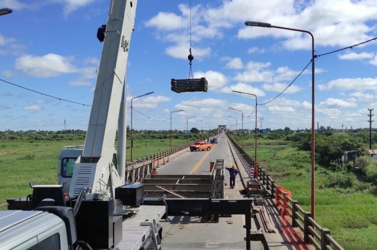 Manos a la obra. Así instalan el puente Bailey sobre el Carretero