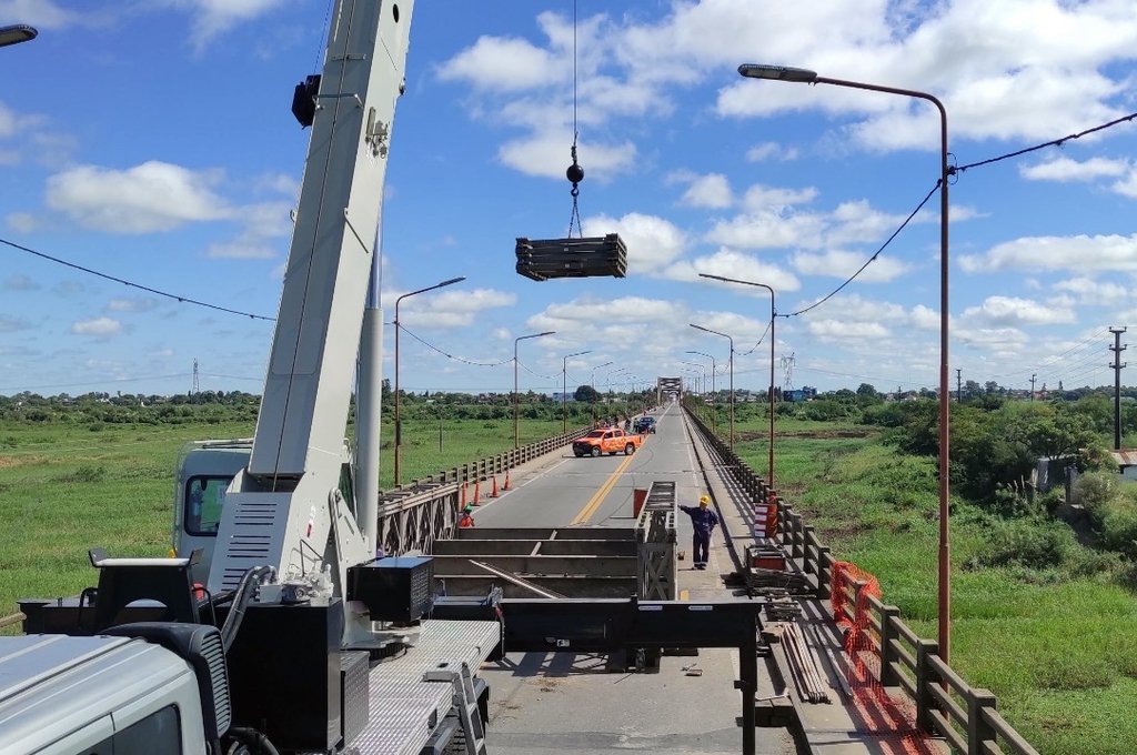 Manos a la obra. Así instalan el puente Bailey sobre el Carretero