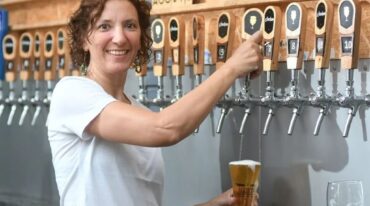 Con una formación científica sólida y una pasión por la cerveza que la impulsó hasta convertirse en una emprendedora local exitosa