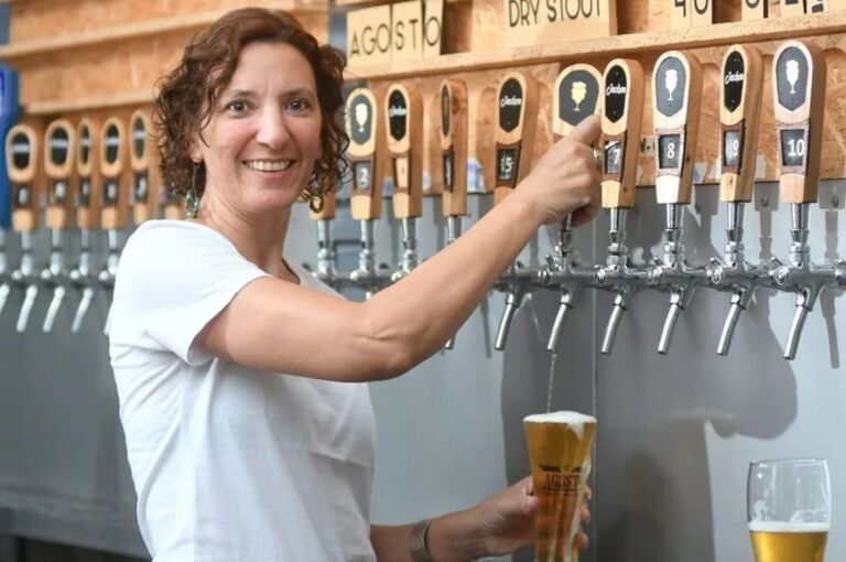 Con una formación científica sólida y una pasión por la cerveza que la impulsó hasta convertirse en una emprendedora local exitosa
