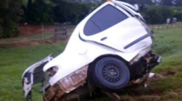 El automóvil quedó reducido a la mitad tras el fortísimo golpe. gentileza