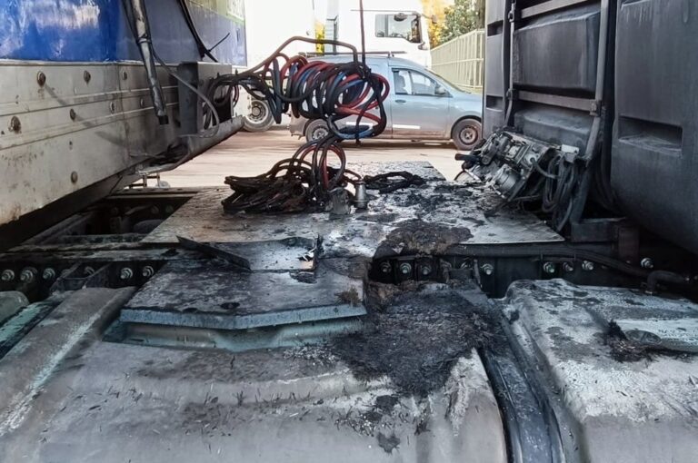 Así quedó el interior del vehículo de carga siniestrado. Red social X (ex Twitter)