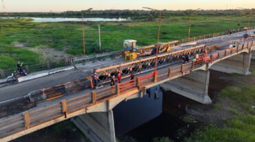 Así quedó la estructura del puente Bailey sobre el Carretero tras los trabajos de este domingo. Fernando Nicola