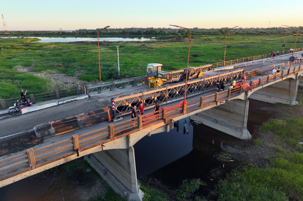 Así quedó la estructura del puente Bailey sobre el Carretero tras los trabajos de este domingo. Fernando Nicola