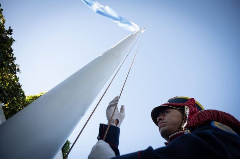El tramo central del acto consistió en un homenaje al Teniente de Fragata Raúl Santuoro