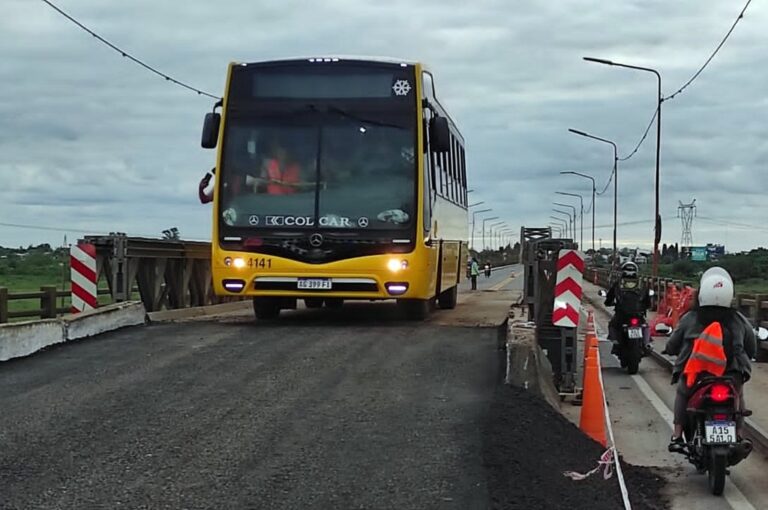 El puente metálico de emergencia que instaló Vialidad Nacional sobre el Carretero. Vialidad Nacional