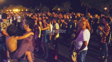 Miles de personas recibieron 2017 al lado de la laguna Setubal y el Puente Colgante. Gentileza: Municipalidad de Santa Fe.