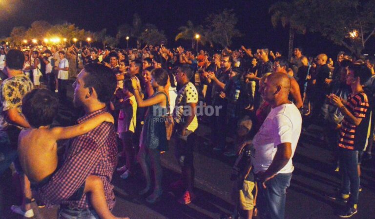Miles de personas recibieron 2017 al lado de la laguna Setubal y el Puente Colgante. Gentileza: Municipalidad de Santa Fe.