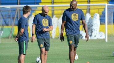 Paolo Montero y sus ayudantes asumieron en Rosario Central el jueves. Gentileza: prensa CARC.