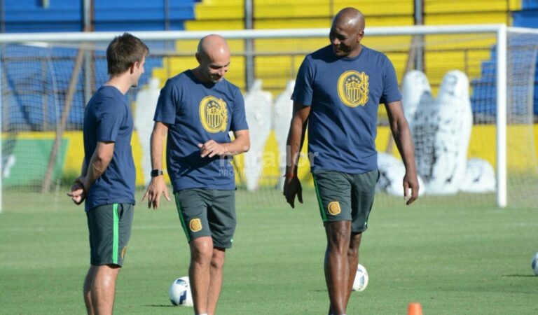 Paolo Montero y sus ayudantes asumieron en Rosario Central el jueves. Gentileza: prensa CARC.