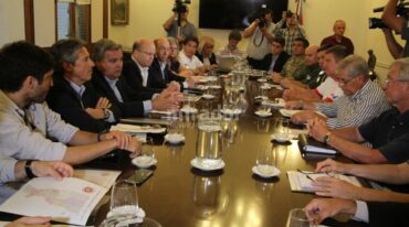 Siete ministros del Poder Ejecutivo más funcionarios de Defensa  Civil y de fuerzas federales se reunieron en Casa de Gobierno. Guillermo Di Salvatore.