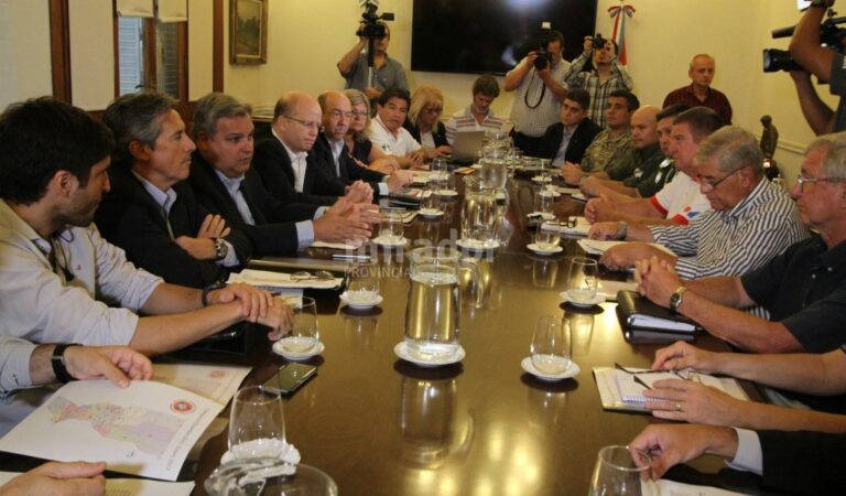 Siete ministros del Poder Ejecutivo más funcionarios de Defensa  Civil y de fuerzas federales se reunieron en Casa de Gobierno. Guillermo Di Salvatore.