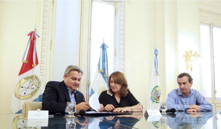 Javkin: "Este mecanismo nace del consenso entre los concejales y tiene que ver con una demanda de los familiares de víctimas de violencias urbanas". Gentileza: Gobierno de Santa Fe.