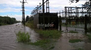 Trabajadores de la EPE verificaron más de 30 cm. de agua en las instalaciones de media tensión. Gentileza: Gobierno de Santa Fe.