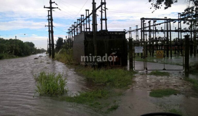 Trabajadores de la EPE verificaron más de 30 cm. de agua en las instalaciones de media tensión. Gentileza: Gobierno de Santa Fe.