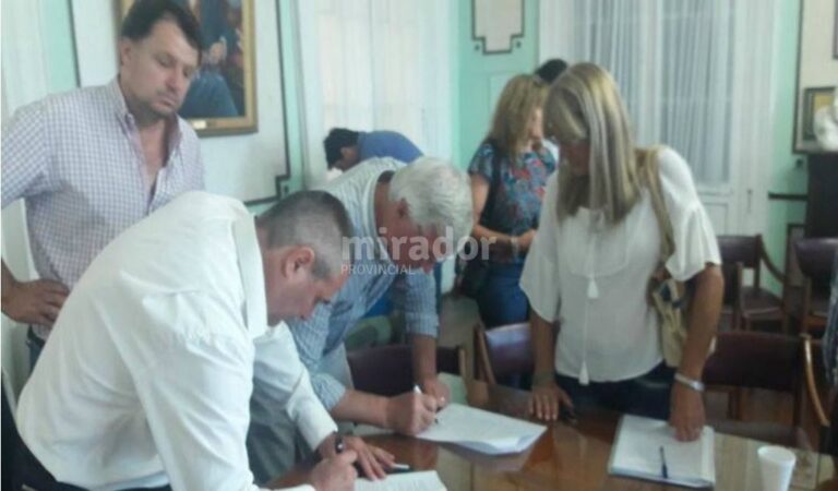 Durante la reunión se elaboró el estatuto y se confirmó el directorio de la entidad que tiene como presidente a Ana Meiners. Gentileza: Comuna de Grutly.