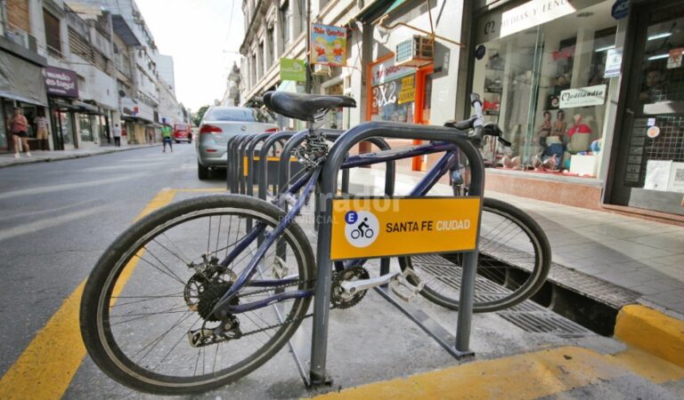 Los primeros espacios para las bicicletas se instalaron en el centro. Gentileza: Municipalidad de Santa Fe.