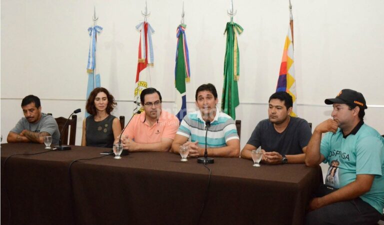 El intendente Vallejos y otras autoridades brindaron detalles de la visita del club aurirrojo. Gentileza: Municipalidad de Reconquista.