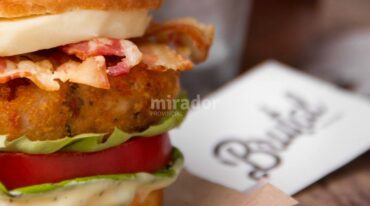 Una hamburguesa así. La onda es que ese alimento popular y hasta simple