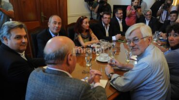 En marzo de 2016 se reunían representantes del gobierno y los gremios de los trabajadores estatales de la provincia. Ahora