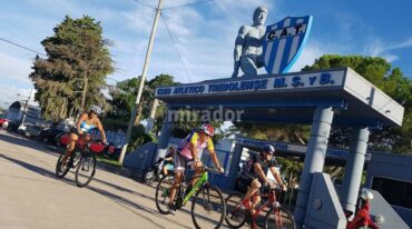 Los ciclistas pasan por el frente de Trebolense