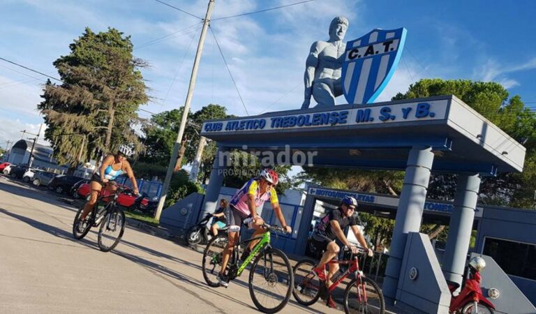 Los ciclistas pasan por el frente de Trebolense