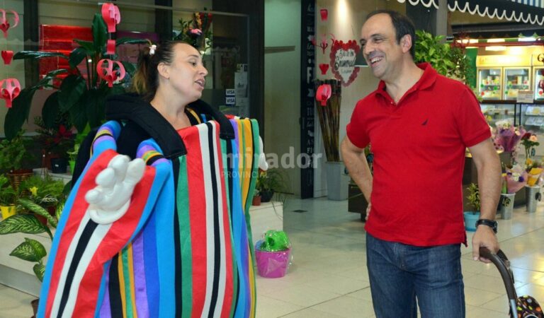 La "señora de la bolsa" estuvo en el Mercado Norte con José Corral. Gentileza: Municipalidad de Santa Fe.
