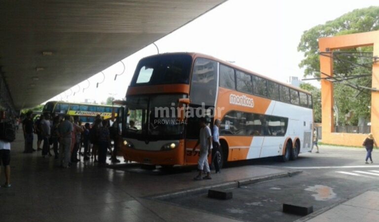 Terminal rosarina. Los ómnibus de Monticas con trayecto nacional (que abarcan al menos dos provincias) funcionan con normalidad. Y la gente compra sus boletos como de costumbre. Mirador Provincial.