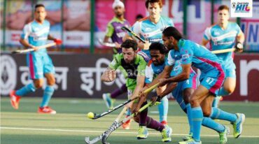 Manuel Brunet (de violeta y verde) en acción con su equipo hindú. Gentileza: www.league.hockeyindia.org.