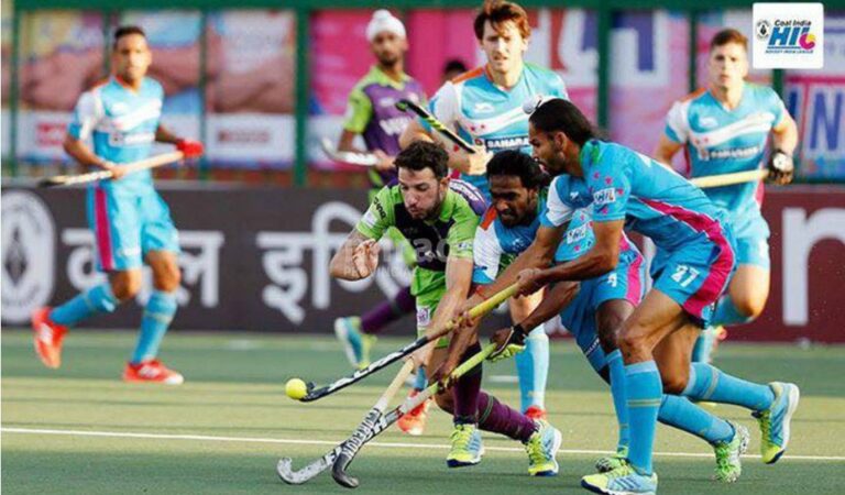 Manuel Brunet (de violeta y verde) en acción con su equipo hindú. Gentileza: www.league.hockeyindia.org.