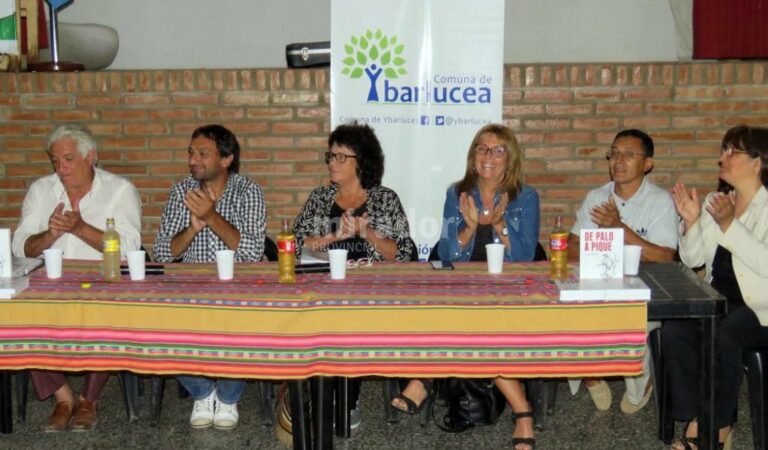 La presentación en Ibarlucea se realizó en la biblioteca que lleva el nombre del poeta. Gentileza: Daniel Aristizabal.