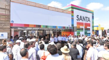 En el stand de Santa Fe se alojan 14 pymes de perfil agroindustrial de todo el territorio provincial. El gobernador inauguró ese espacio este martes 7. Gentileza: Gobierno de Santa Fe.