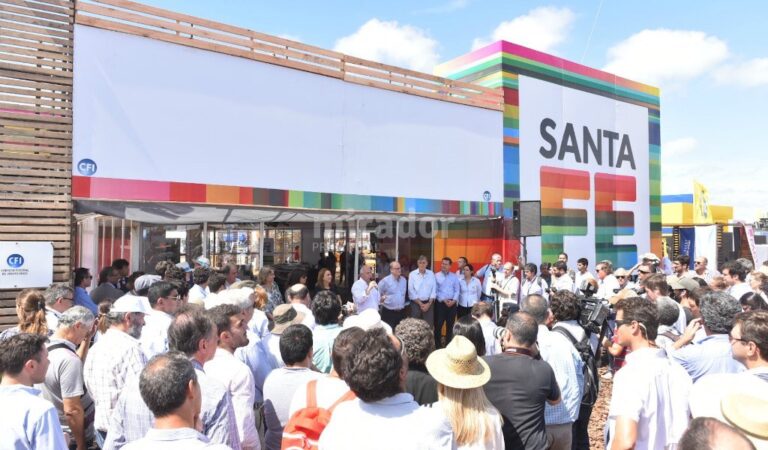 En el stand de Santa Fe se alojan 14 pymes de perfil agroindustrial de todo el territorio provincial. El gobernador inauguró ese espacio este martes 7. Gentileza: Gobierno de Santa Fe.