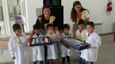 Chicos de la escuela llevaron las banderas de la provincia invencible y de Argentina. Gentileza: Municipalidad de Casilda.