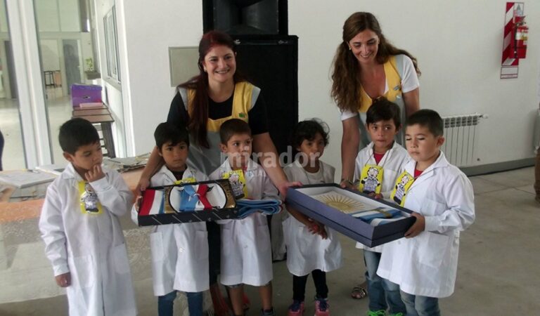 Chicos de la escuela llevaron las banderas de la provincia invencible y de Argentina. Gentileza: Municipalidad de Casilda.