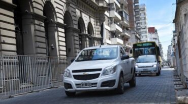 Continúan las obras de recambio de veredas y colocación de nuevos pretiles. Es por eso que la zona presentará vallas entre las calzadas y aceras unas semanas más. Gentileza: Municipalidad de Rosario.