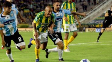 Gabriel Gudiño y Kevin Itabel (Atlético) pelean por la pelea con Roberto Brum (Aldosivi). Télam.