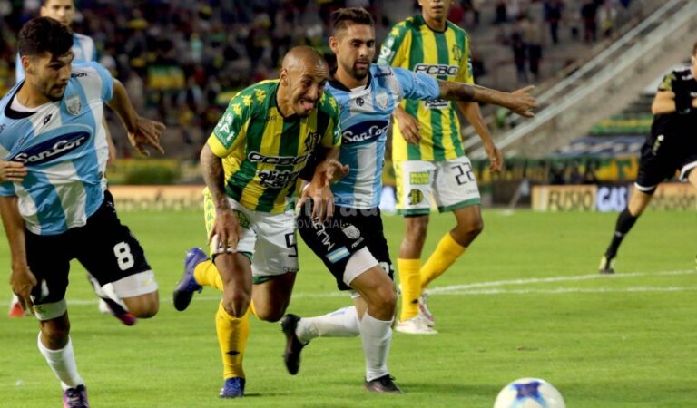 Gabriel Gudiño y Kevin Itabel (Atlético) pelean por la pelea con Roberto Brum (Aldosivi). Télam.