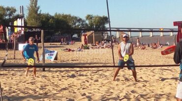 El tenis playa se juega con paletas parecidas a las de pádel. Gentileza: Andrea Deheza.