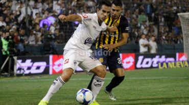 Prendido. Víctor Zalazar cumplió ante Quilmes sesenta partidos con la auriazul. DyN.
