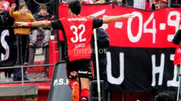 Por más. Nacho Scocco tiene una misión ardua por delante: descontar los 31 goles que todavía lo separan del máximo goleador histórico de la Lepra: Víctor Rogelio Ramos. Archivo.