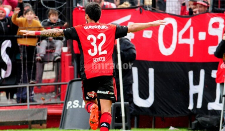 Por más. Nacho Scocco tiene una misión ardua por delante: descontar los 31 goles que todavía lo separan del máximo goleador histórico de la Lepra: Víctor Rogelio Ramos. Archivo.