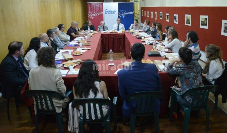 Los derechos de los consumidores fue el tema de una mesa que reunió a representantes de diversos cuerpos. Gentileza: Gobierno de Santa Fe.