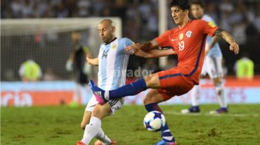 Javier Mascherano disputa el balón con Pedro Hernández. Gentileza: AFA.