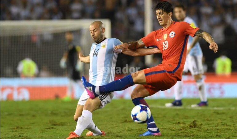 Javier Mascherano disputa el balón con Pedro Hernández. Gentileza: AFA.