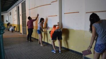 Pintemos. La campaña diseñada por el diputado Boscarol sumó voluntades y así se pusieron en condiciones casi 50 establecimientos educativos de distintos puntos de la provincia. Gentileza: prensa de Alejandro Boscarol.
