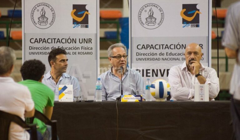 La conferencia de Julio Velasco en Rosario. 'Pretender ser como el fútbol es un utopía. Es imposible que ningún deporte ni siquiera se acerque por lo menos en los próximos 100 años'