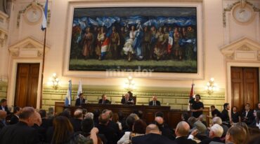 'La Constitución guía al Pueblo'. Nunca más apropiada la obra del muralista Guillermo Roux para el discurso del gobernador